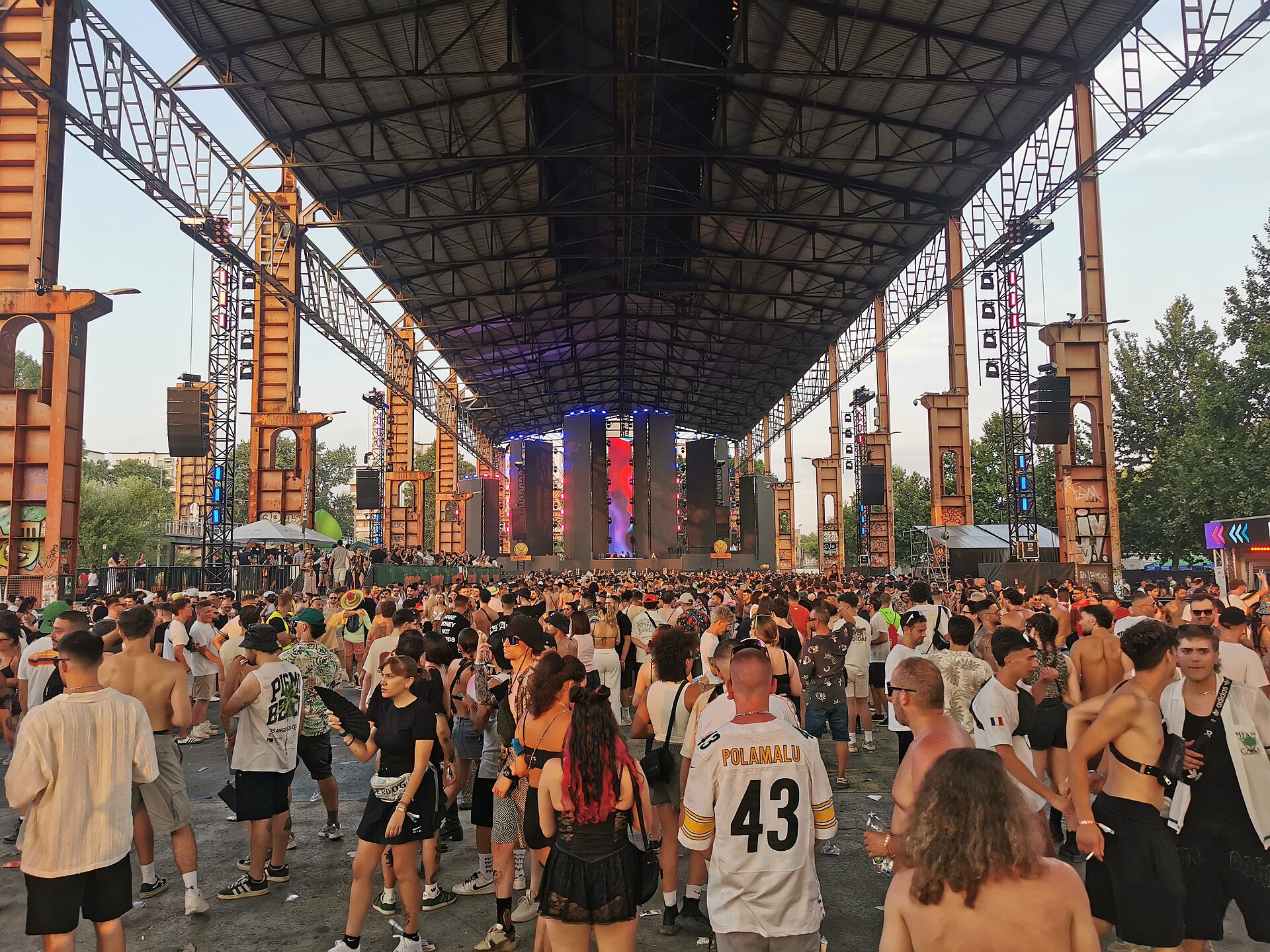 Il pubblico del Kappa FuturFestival sotto le capriate in acciaio del Parco Dora a Torino