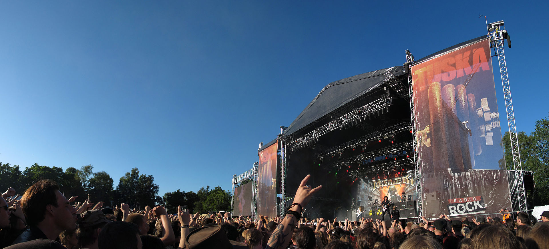 Megadeth op het podium tijdens een openluchtfestival