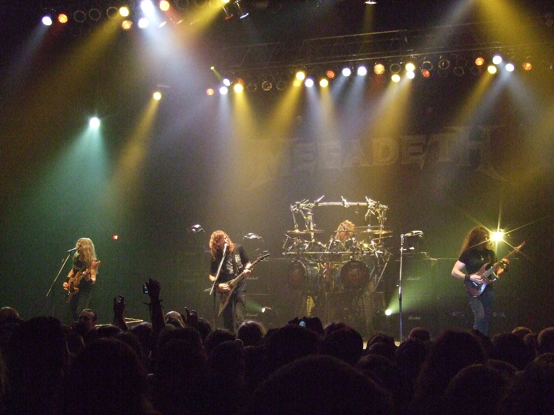 Megadeth live op het podium tijdens een arenaconcert