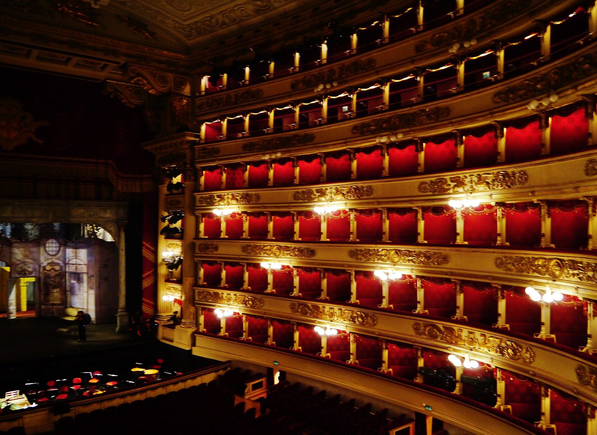 Teatro alla Scala di Milano - i palchi e il palcoscenico visti dalla sala