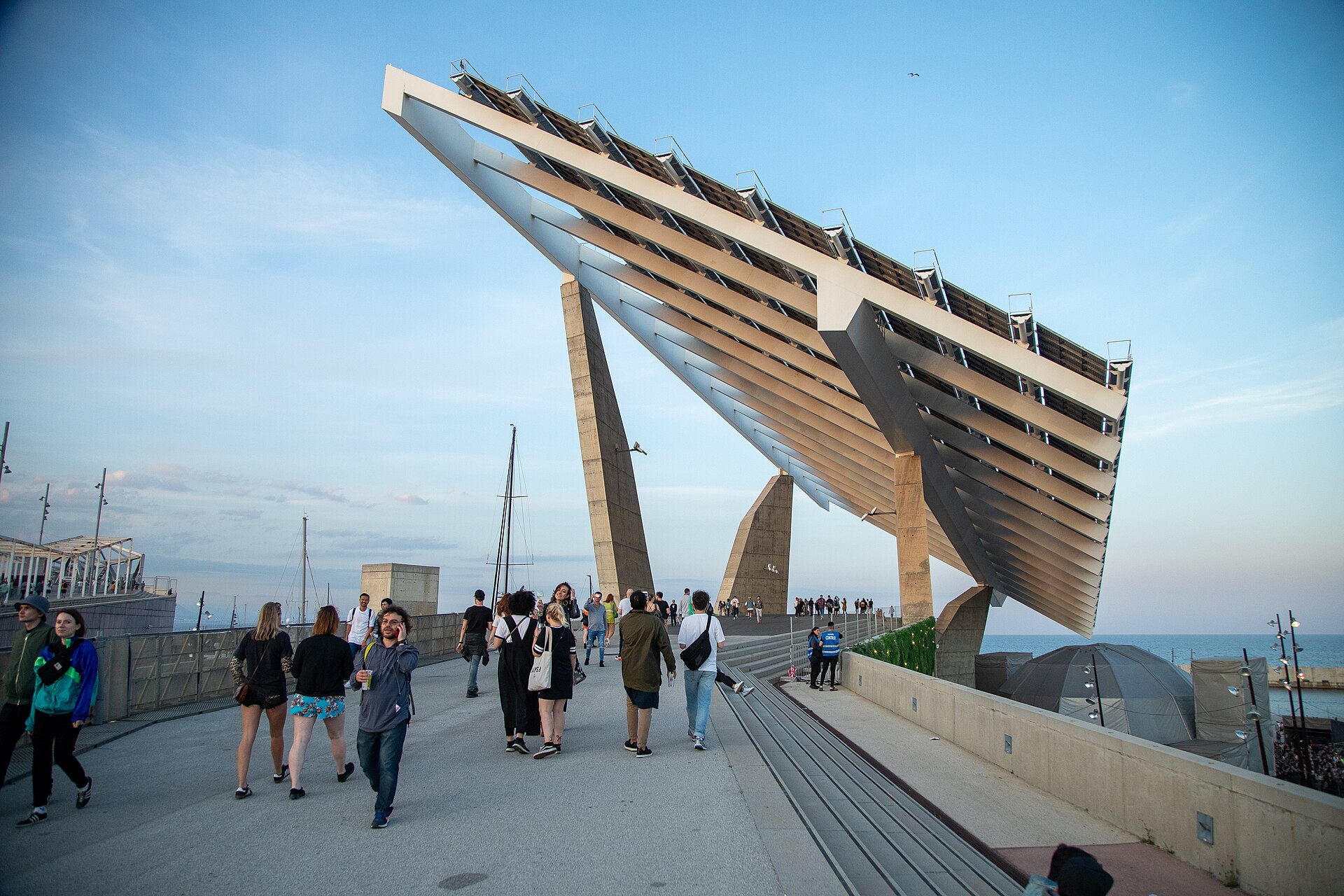 La placa fotovoltaica del Parc del Fòrum de Barcelona, recinto del Primavera Sound, frente al mar