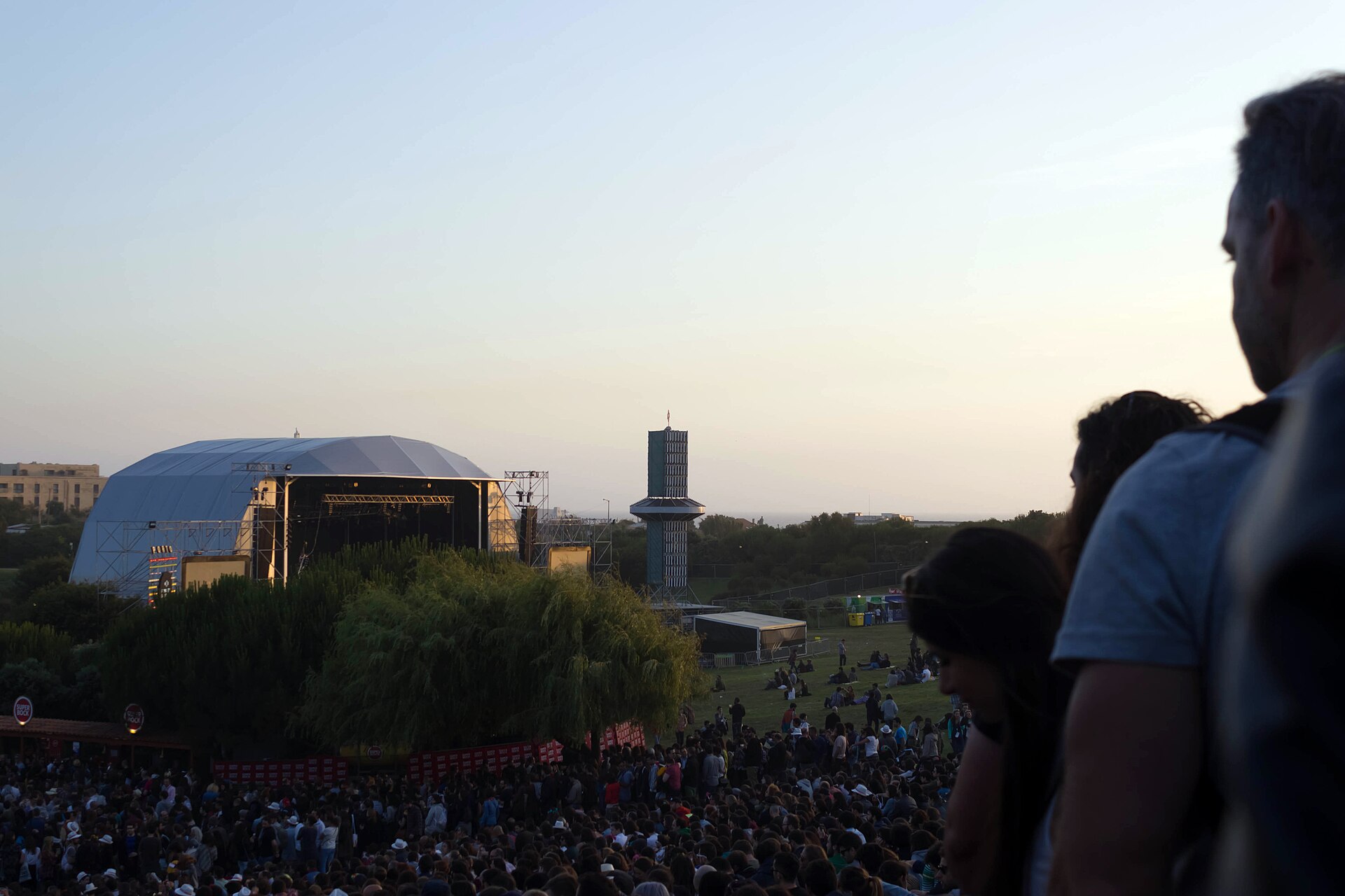 Público do Primavera Sound nas encostas relvadas do Parque da Cidade do Porto ao fim da tarde