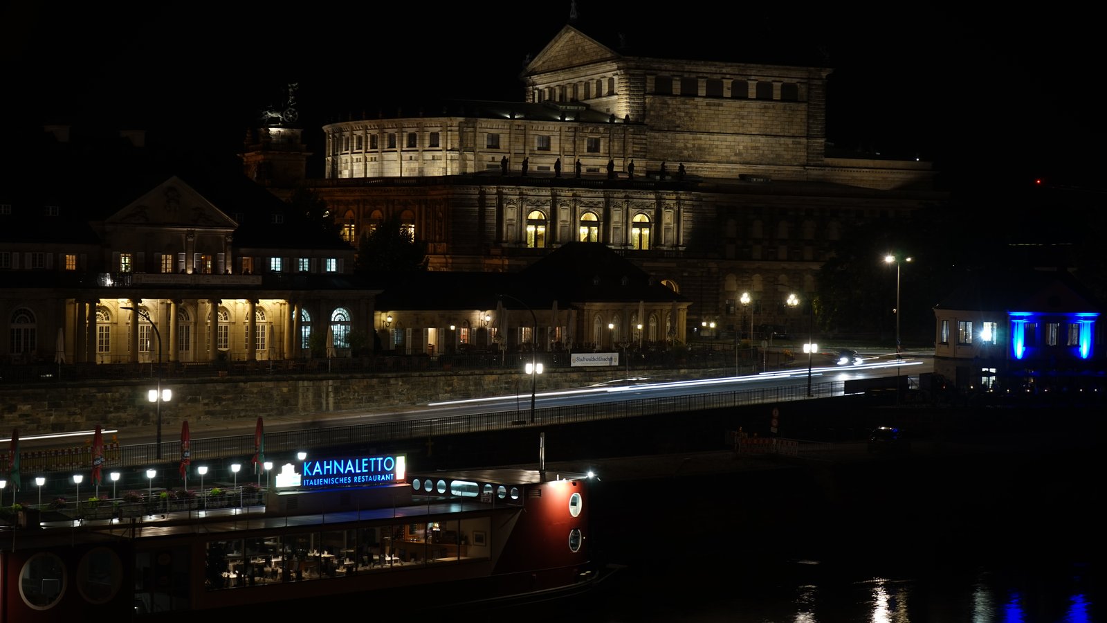 Die Semperoper in Dresden bei Nacht, davor der Theaterplatz